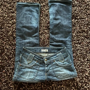 Lågmidjade jeans - Skitsnygga jeans som knappt används längre. Midjemått: 35cm tvärs över Innerbenslängden: 74 cm