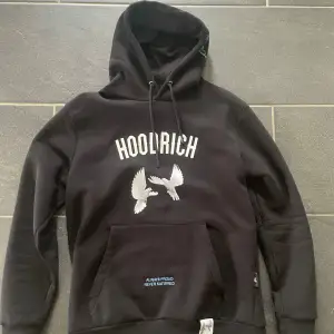 Säljer nu denna feta Hoodrich hoodie som är i storlek M och skicket är 9/10, den är riktig fet. Priset går att diskutera