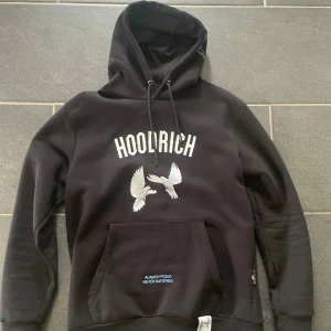 Hoodrich  - Säljer nu denna feta Hoodrich hoodie som är i storlek M och skicket är 9/10, den är riktig fet. Priset går att diskutera