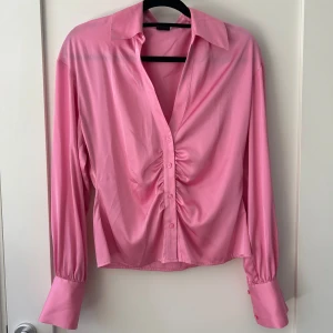 Blus Skjorta - En fin Blus/skjorta med elegant stil i ett sammet tyg och knappar. Ej använd så mycket. Väldigt snygg på men jag har vuxit ur den.  Storlek M från Gina tricot  