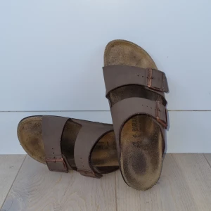 Birkenstock   Färg: Mocha - Använda en säsong, bra skick. Aldrig använda när det har varit blött. 