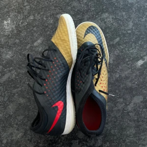 Nike Futsal - Grymt snygga Nike futsalskor i en guld & svart färg. Använt skick men inga som helst defekter!  Storlek: 41