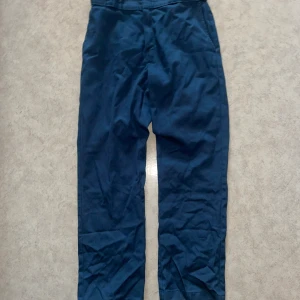 Dickies 874 byxor - Sjukt snygga mörkblåa Dickies 874 workwear byxor i storlek 32/32. Frågor? Skriv i DM. 🤙