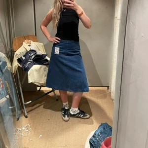 Jeanskjol  - Så fin jeanskjol, använd 1 gång, säljer då den är lite för liten på mig 🥲storlek 28.💗