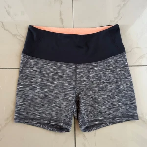 Träningsshorts - Träningsshorts från H&M Sport. Endast använd enstaka gånger. Nyskick.