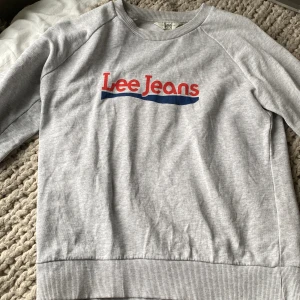 Lee tröja!💖 - Säljer min personliga favorit tröja!! Den är vällhållen och använd! Säljer då den är för liten och inte varit använd på länge. Priset är diskuterbart!!💞