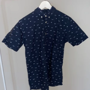 Skjorta  - Kortärmad skjorta med vitt tryck i storlek S från Jack & Jones  Finner inget att anmärka 