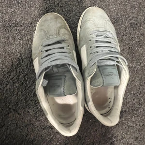 valentino fly crews  - Slutsålda fly crews, köptes här på plick för 2500kr, defekterna var redan där när jag fick hem dem men är lösbara samt en nit borta! Box & dustbag medföljer. Kom privat angående fler frågor/info