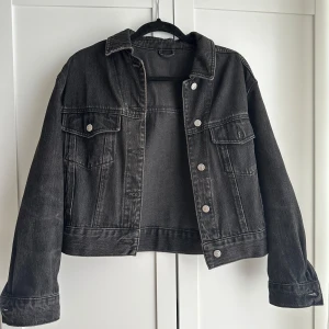 Svart/grå denim jacka - Jeansjacka som inte kommer till användning. Perfekt för sommar!