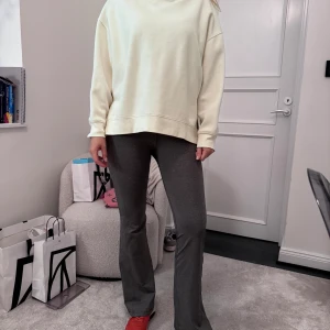 Grå bootcut byxor!  - Snygga grå träningsbyxor från casall.  Endast testat. Storlek 36 men passar också 34! 💕