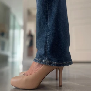 Sköna högklackade från Rockport - Sköna, mjuka, beiga högklackade från Rockport med Adidassula. Stl 37,5 men är snarare 37. Läder. Lite platå 