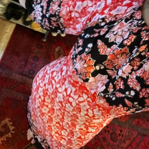 Klänning - Jätte fin klänning som jag inte använder kan regleras med ett band där bak så den passar mig som har storlek S. Den passar min mamma som har L den passar helt enkelt alla storlekar! Pris kan diskuteras vid snabb affär!