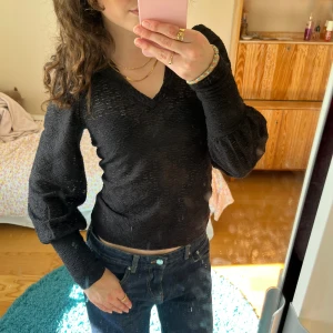 Svart blus - Så cool svart blus med puffärmar från pieces, i ett broderat/spets tyg💖 Syns tydligare på bilderna!🙈 