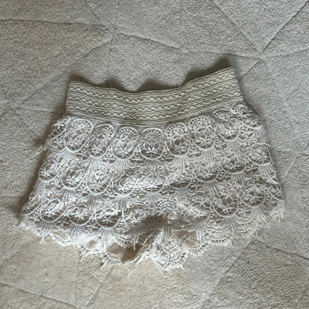 Beige/vita spetsshorts. Det ser ut som en kjol på men det är shorts! ⭐️☀️💕Passar jätte bra nu till sommaren. Passar xs-s. Första bilden är lånad . Shorts.