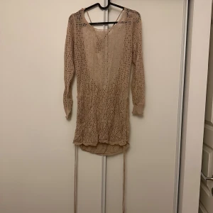 Strandklänning  - Strandklänning perfekt att ha över bikinin, öppen i ryggen och kan knytas längst ner för önskad längd. Storlek M, aldrig använd!  100kr, köparen står för frakten🤎🫶🏼