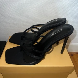 oanvända svarta klackar - höjd: 11 cm org pris: 500kr