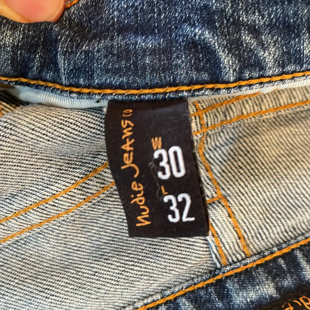Snygga mörkblåa nudie jeans helt nya! De är köpta på deras butik i stan och använda bara fåtal gånger. De är storlek 30/32.. Jeans & Byxor.