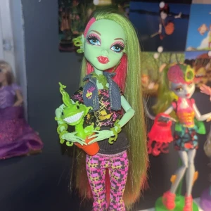 Monster high Venus  - Hon är i bra skick eftersom hon bara suttit på en hylla! Använd helst instabox när du köper! 
