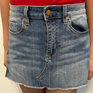 Jeanskjol - Säljer den här korta jeanskjolen, använt ett par gånger men fortfarande i bra skick