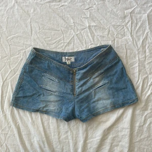 Y2k jeansshorts  - Bra skick! Lite urtvättade (materialet lite tunnare) mått: midjemått rakt över 35 grenhöjd 19,5 längd 24cm💗 har inga bilder på då de är för små 