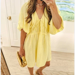 Jättesöt klänning  - Jättesöt klänning från HM. Köpte förra året, originalpris 500 kr, säljer för 275 , pris kan diskuteras ❤️ Storlek XS men passar även S