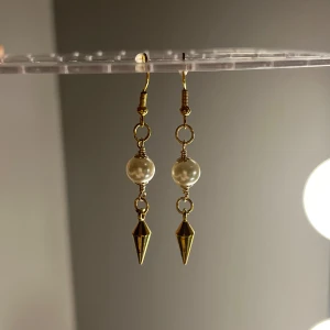 Örhängen - Säljer ett par örhängen som aldrig e använda 🫶🏼