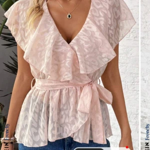 Jätte fin rosa leopard blus ifrån Shein!🌸 - Super gullig rosa leopard blus ifrån shein som aldrig används i storlek S!☺️🌸 Pris kan diskuteras! Originalpris är 129kr!