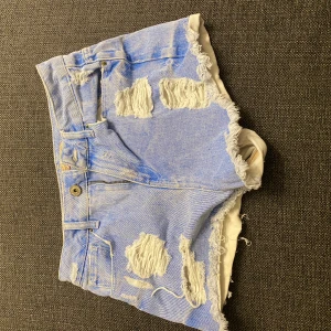 Ljusblåa jeansshorts  - Ljusblåa jeansshorts i storlek 36/S