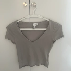 Tröja - Fin grå tröja från H&M. För liten på mig så ska sälja.
