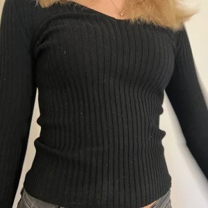 V-ringad tröja - Säljer en långärmad tröja som är v-ringad, fint skick🤍strolek xs, 40kr!