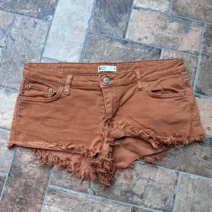 As coola jeansshorts med slitningar, lowwaisted🥰🥰