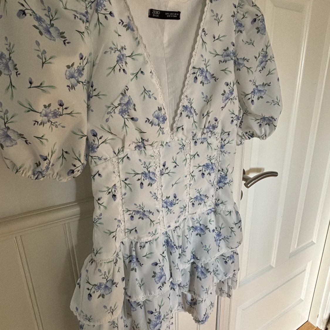 Blommig vit klänning🩵🤍🩵🤍 - 91