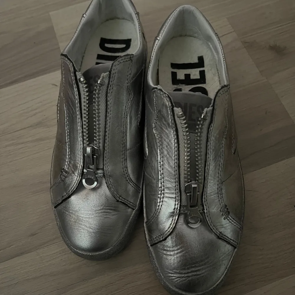 Säljer domhär skit snygga silver skorna från Diesel storlek 37 bara använda inomhus ett fåtal gånger ser hetl nya ut. (Skriv för fler bilder). Skor.