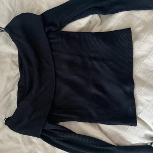 off shoulder  - En svart off shoulder tröja. Jätte fin, vill sälja den dock bara för att den är liten på mig och kan ej retunera❤️  ordinarie pris: 300 säljer för: 150kr