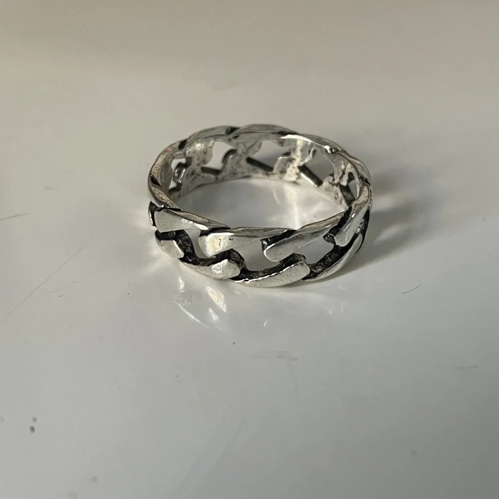 Silverring i zinc legering som har diametern 1,9cm. Köp gärna med köp nu!. Accessoarer.