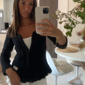 Svart kofta med volang - En super fin svart stickad kofta från Odd Molly med volang och halv korta-ärmar✨⚡️🌸