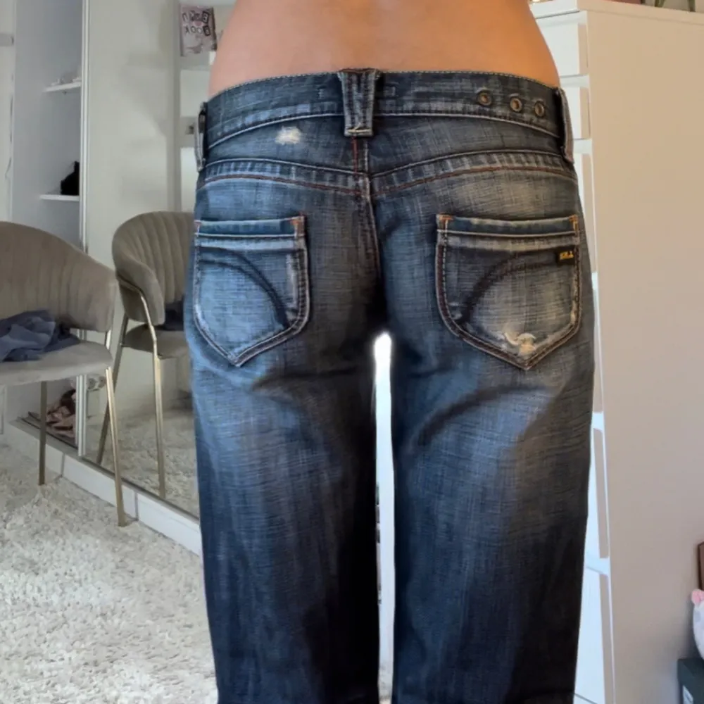 Superfina Lågmidjade jeans i storlek 26. Innebenslängd: 72 cm och midjemått: 35 cm tvärs över. Hör av er vid frågor💕. Jeans & Byxor.