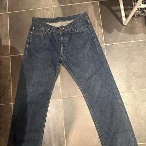 Säljer nu dessa  mörkblåa Acne Jeans som är i väldigt bra skick. De är storlek 32/32 och har en rak passform. Tveka inte på att höra av er vid några önskemål eller funderingar!