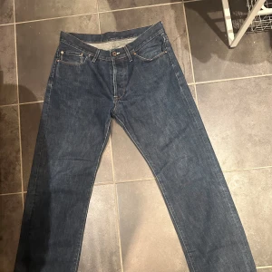 Acne ”Moc Raw” Jeans - Säljer nu dessa  mörkblåa Acne Jeans som är i väldigt bra skick. De är storlek 32/32 och har en rak passform. Tveka inte på att höra av er vid några önskemål eller funderingar!
