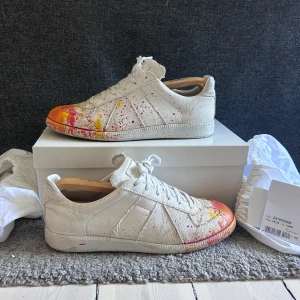 Maison Margielas!!! Vid snabb affär lägre pris - Extremt rare par Margielas🤞🏼 Höga priset pågrund av rariteten på skorna, de går knappast att få tag på i denna Size. ALLT OG MEDFÖLJER. Size 43 EU true to Size. Condition ungefär 7/10 man får avgöra själv! Alltid öppen för bud! Helst MEET UP! /L