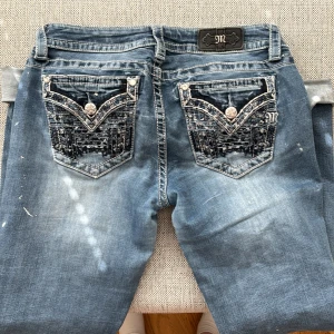 ⚠️KÖP INTE INTRESSEKOLL⚠️ - Skitsnygga miss me jeans, KÖP INTE, är inte säker på om jag vill sälja så ge prisförslag om ni är intresserade oså tänker ja på de💕målarfärg fläckarna va där när jag köpte dom på Benim denim men går säkert bort med nå medel