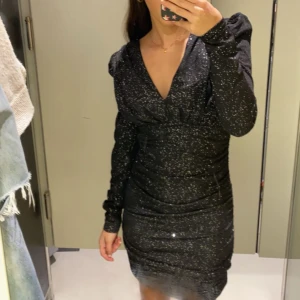 Glitter klänning - Jättefin glitter klänning, endast använd en gång ☺️