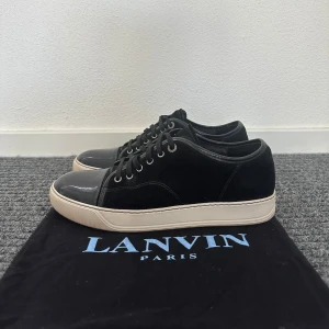 Lanvin skor - svarta lanvins i mocka i ett riktigt fint skick! cap toen och mockan är stillrent! Finns en liten defekt bild 2! hör av er vid fler frågor&bilder!!🤩🤩