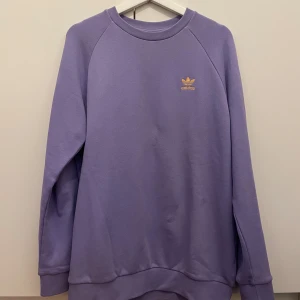 Adidas sweatshirt - En otroligt fin sweatshirt i färgen lila från Adidas. Väldigt sparsamt använd och i nästan helt nytt skick.  Storlek: M