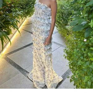 Klänning - Säljer denna supersnygga klänning💕 Aldrig använd, prislapp finns kvar.