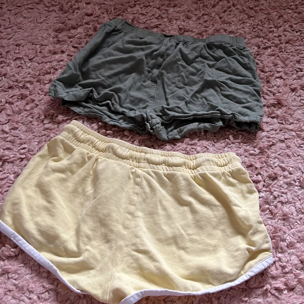 Få dessa 2 shorts för 50 kr. Shorts.