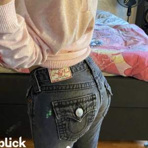 true religion jeans i storlek 26! midjemått rakt över 35 och innerbenslängden 77💞