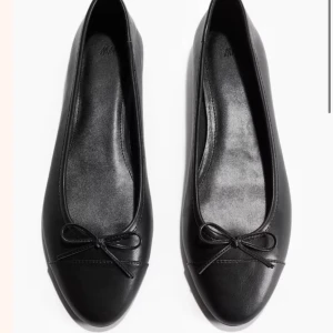 Hm ballerinaskor - Säljer dessa helt oanvända skor från hm, som är helt slutsålda överallt. Storlek 40. 