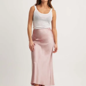 Rosa satinkjol - Jättefin somrig satinkjol från NA-KD, helt oanvänd🌸