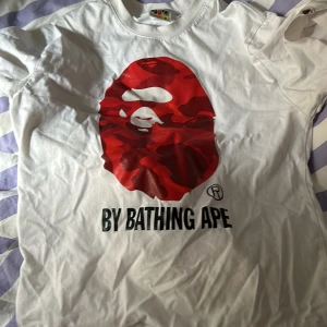 Bape t-shirt - Säljer denna feta bape tröja för den inte används längre, storlek M-S, bra skick inga defekter 